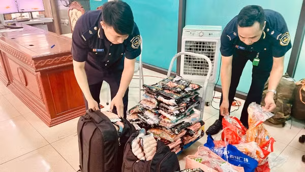 Lực lượng hải quan phát hiện, ngăn chặn nhiều vụ vận chuyển trái phép thực phẩm bẩn từ biên giới.