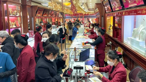 Người dân giao dịch mua vàng tại một cửa hàng trên phố Trần Nhân Tông (Hà Nội) trong bối cảnh giá vàng liên tục biến động mạnh. (Ảnh: MINH PHƯƠNG)