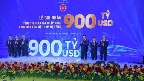 Lãnh đạo Bộ Tài chính, Cục Hải quan tại Lễ ghi nhận tổng giá trị xuất nhập khẩu hàng hóa cán mốc 900 tỷ USD. (Ảnh: MINH PHƯƠNG)
