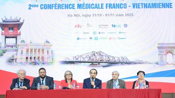 Chủ tọa đoàn phiên toàn thể Hội nghị Y học Pháp-Việt lần thứ 2.