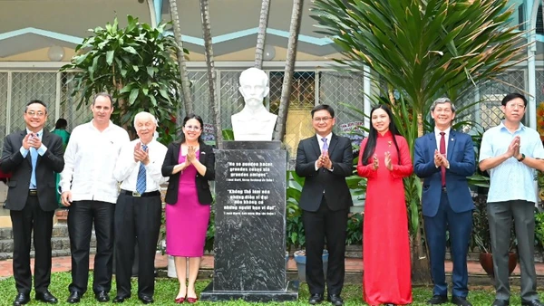 Các đại biểu tham dự buổi lễ (Ảnh: Việt Dũng)