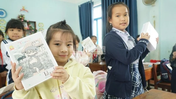 Học sinh tiểu học của phường Quy Nhơn Đông vui mừng đón nhận vở mới.