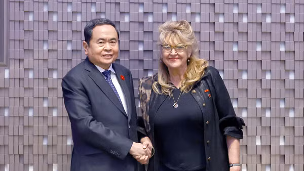 Chủ tịch Quốc hội Trần Thanh Mẫn gặp bà Sandra Scagliotti, Lãnh sự danh dự Việt Nam tại Torino. (Ảnh: Doãn Tấn – TTXVN) 