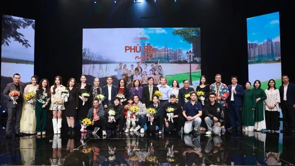 Các nghệ sĩ, diễn viên và ekip thực hiện phim "Phù sa ngọt" của Đài Phát thanh và Truyền hình Hà Nội.