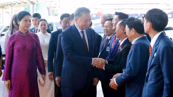 Tổng Bí thư, Chủ tịch nước Tô Lâm và Phu nhân gặp gỡ cộng đồng người Việt Nam tại Thái Lan. (Ảnh: Thống Nhất/TTXVN) 
