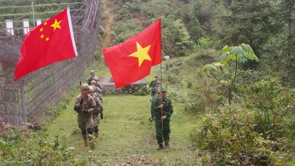 Toàn cảnh đội hình tuần tra song phương tại cột mốc 360.