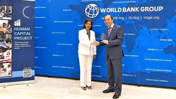 Ông Nguyễn Quốc Dũng - Đại sứ Việt Nam tại Hoa Kỳ đã đại diện Việt Nam nhận danh hiệu quốc gia có thành tích tốt nhất về Chỉ số Vốn con người mở rộng (HCI+).