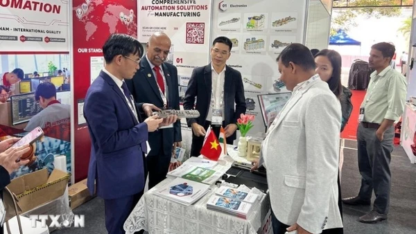 Tham tán Thương mại Đại sứ quán Việt Nam tại Ấn Độ, ông Bùi Trung Thướng (thứ nhất bên trái) và Lãnh sự Danh dự Việt Nam tại Bangalore - ông N. Srinivasa Murthy tham quan gian hàng Việt Nam. (Ảnh do Thương vụ Việt Nam cung cấp/TTXVN phát)