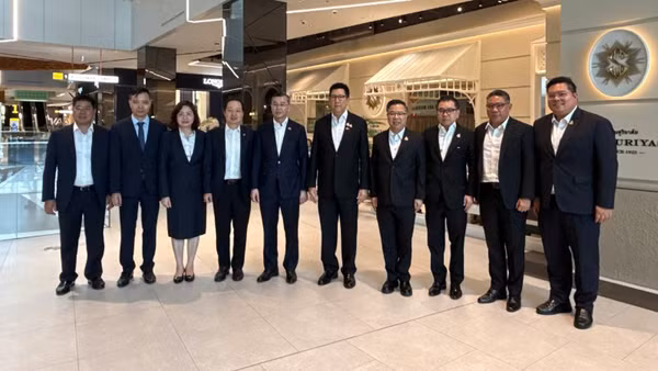 Bộ trưởng Tài chính Ngô Văn Tuấn và Phó Thủ tướng kiêm Bộ trưởng Tài chính Thái Lan Ekniti Nitithanprapas cùng các đại biểu chụp ảnh lưu niệm tại buổi hội đàm. (Ảnh: BTC)