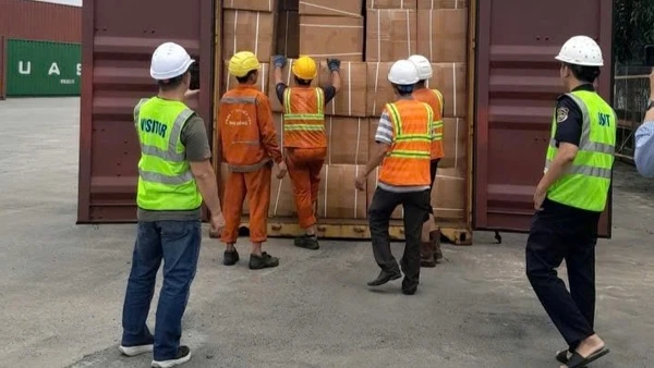 Lô hàng thuốc lá điếu nhãn hiệu Lambert & Butler được chứa trong container số MSCU5479973 đang được lực lượng hải quan kiểm tra. (Ảnh: CHQ)