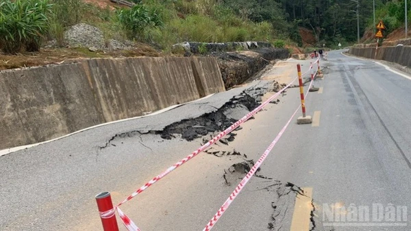 Hiện tượng trồi mặt đường và vết nứt tại Km112+200, Quốc lộ 24 chạy qua địa bàn xã Măng Đen.