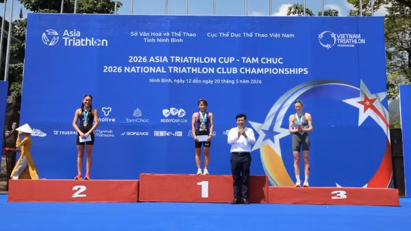 Lãnh đạo Sở Văn hóa và Thể thao tỉnh Ninh Bình trao giải cho vận động viên đạt thành tích cao.