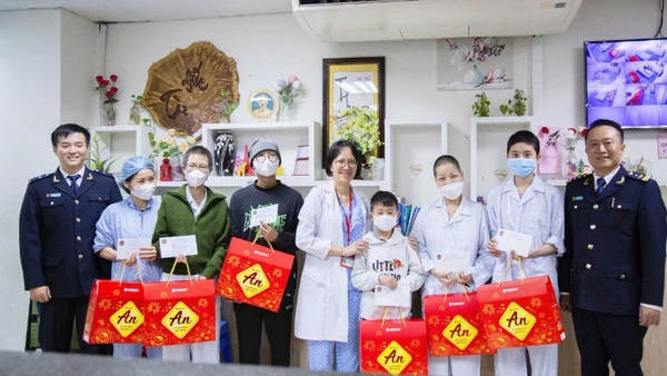 Đại diện Chi cục Điều tra chống buôn lậu đã tới thăm hỏi, động viên và trao quà cho các bệnh nhi đang điều trị nội trú dài ngày tại Khoa Nhi - Bệnh viện K Tân Triều.