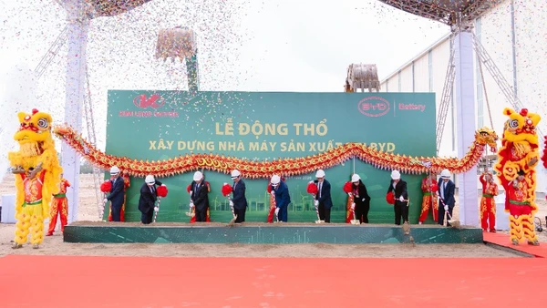Các đại biểu thực hiện nghi thức động thổ xây dựng nhà máy sản xuất pin BYD. (Ảnh: Kim Long Motor)