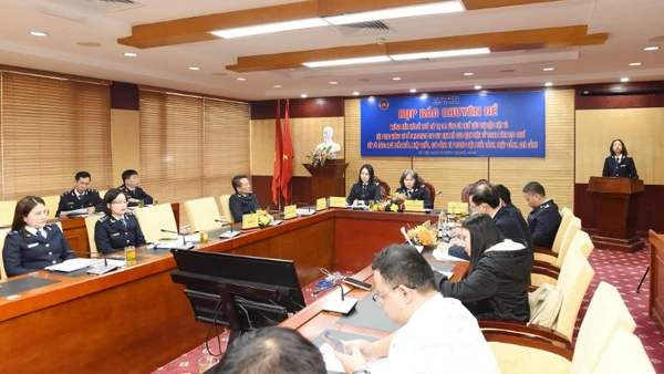 Toàn cảnh buổi họp báo. 