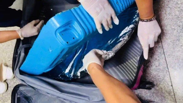 4,5kg cocain bị lực lượng hải quan phát hiện được cất giấu tinh vi trong hành lý cá nhân của nữ hành khách người nước ngoài.
