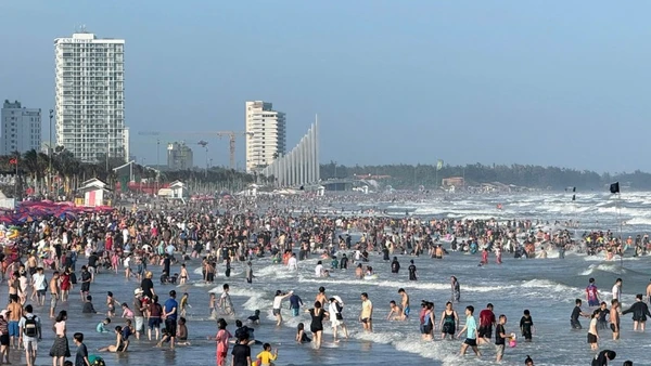 Du khách tắm biển bãi Sau, Thành phố Hồ Chí Minh chiều 18/2. 