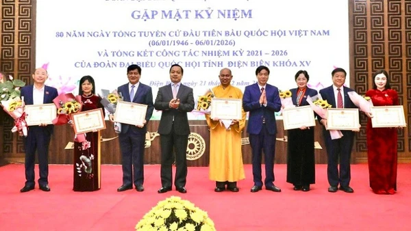 Đồng chí Trần Tiến Dũng, Bí thư Tỉnh ủy Điện Biên cùng đồng chí Lê Văn Lương, Chủ tịch Ủy ban nhân dân tỉnh trao Bằng khen tặng các cá nhân.