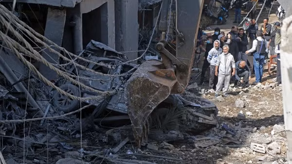 Thiệt hại sau các cuộc không kích của Israel xuống thủ đô Beirut, Liban. Ảnh: THX/TTXVN