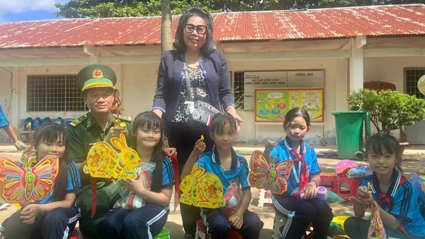 Anh hùng Lao động Dương Tú Trinh, đảng viên 30 năm tuổi Đảng (Đảng bộ phường Diên Hồng) tặng quà Trung thu cho các em thiếu nhi tỉnh Tây Ninh.