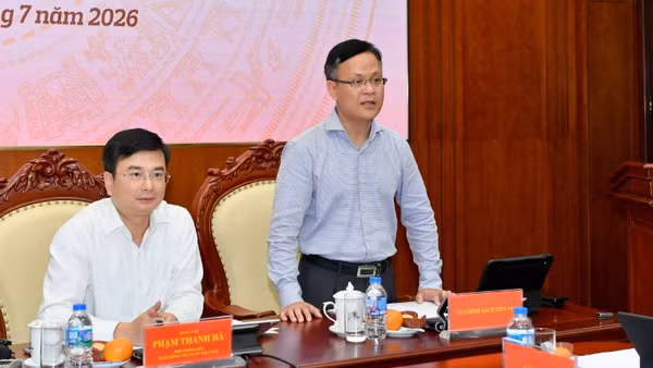 Ông Phạm Chí Quang (bên phải), Vụ trưởng Chính sách tiền tệ (Ngân hàng Nhà nước).