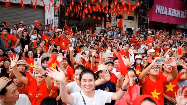 Người dân hân hoan chào đón lễ diễu binh, diễu hành. (ảnh: Nhật Nam).