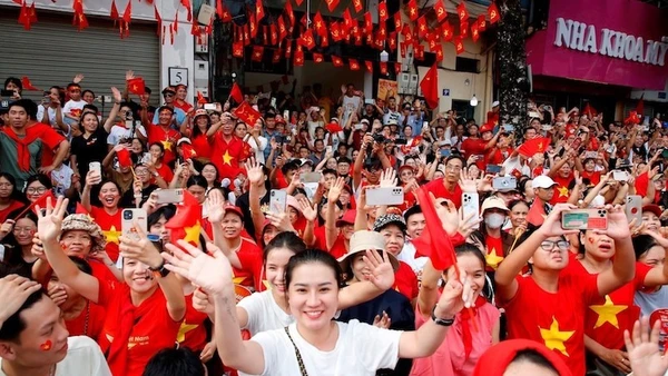 Người dân hân hoan chào đón lễ diễu binh, diễu hành. (ảnh: Nhật Nam).