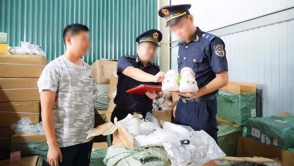 Lực lượng hải quan kiểm tra hàng hóa trong lô hàng quá cảnh có dấu hiệu nghi ngờ xâm phạm quyền sở hữu trí tuệ. (Ảnh: Cục Hải quan)