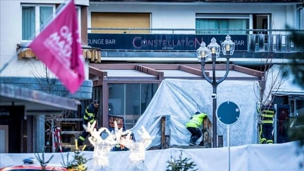 Hiện trường vụ cháy nổ quán bar Le Constellation. (Ảnh: TTXVN phát)