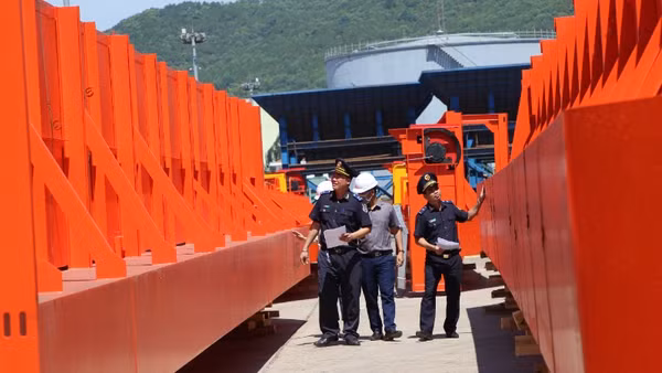 Lực lượng hải quan thực hiện thủ tục kiểm tra, giám sát hàng hóa xuất khẩu, nhập khẩu. 