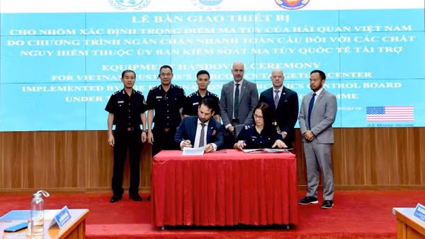 Lễ bàn giao thiết bị cho Nhóm xác định trọng điểm ma túy của Hải quan Việt Nam. 