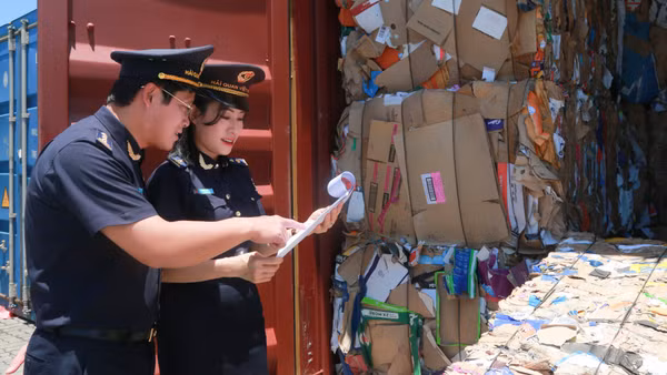 Lực lượng hải quan tăng cường kiểm tra, kiểm soát hàng hóa xuất nhập khẩu. (Ảnh: CHQ)