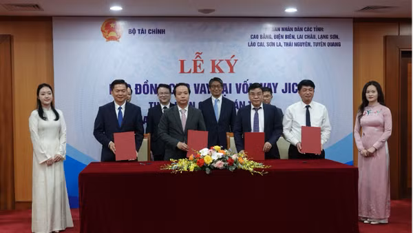 Lãnh đạo các tỉnh ký giao ước thi đua thực hiện dự án, cam kết giải ngân 100% vốn nước ngoài theo kế hoạch. 