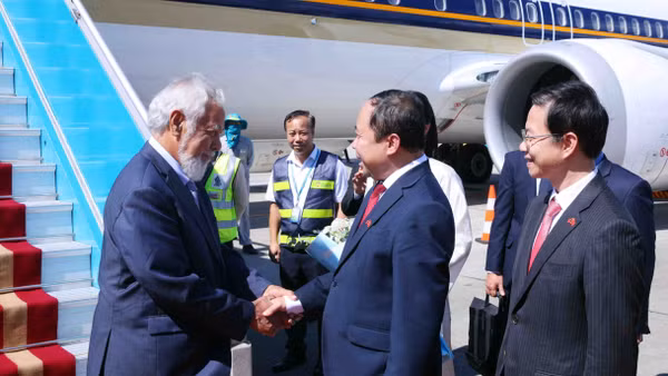 Bộ trưởng Khoa học và Công nghệ Vũ Hải Quân đón Thủ tướng Timor-Leste Kay Rala Xanana Gusmão tại sân bay quốc tế Nội Bài (Hà Nội). (Ảnh: Phạm Kiên/TTXVN) 