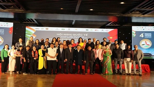 Các đại biểu tham gia hội nghị đối thoại, chia sẻ kinh nghiệm và giới thiệu các mô hình phát triển chiến lược du lịch bền vững giữa các quốc gia.