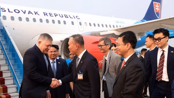 Thủ tướng Slovakia Robert Fico đến Hà Nội, bắt đầu thăm chính thức Việt Nam. (Ảnh: Tuấn Anh - TTXVN) 
