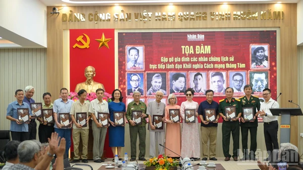 Tổng Biên tập Báo Nhân Dân Lê Quốc Minh trao những món quà tri ân tới các gia đình nhân chứng lịch sử. (Ảnh: THẾ ĐẠI)