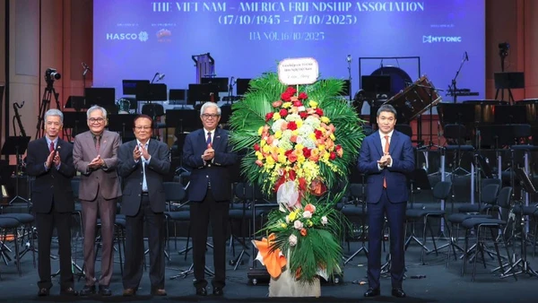 Việt Nam Coi Trọng Và Mong Muốn Thúc Đẩy Quan Hệ Hữu Nghị, Hợp Tác Nhiều Mặt Với Liên Bang Saint Kitts Và Nevis Chủ Tịch Liên Hiệp Các Tổ Chức Hữu Nghị Việt Nam Phan Anh Sơn (Ngoài Cùng Bên Phải) Tặng Hoa Chúc Mừng Hội Việt-Mỹ. (Ảnh: Mạnh Nguyễn)