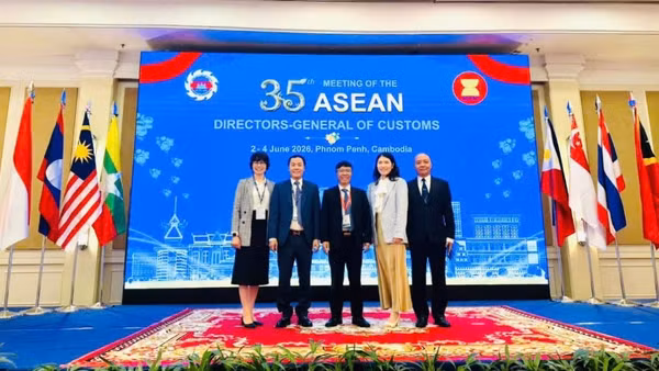 Ông Lưu Mạnh Tưởng - Phó Cục trưởng Cục Hải quan (giữa) dẫn đoàn Hải quan Việt Nam tham dự hội nghị Tổng cục trưởng Hải quan ASEAN lần thứ 35. 