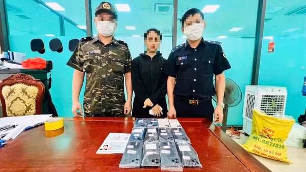 Lực lượng chức năng phát hiện bà Nguyễn Thị Hà mang theo 12 điện thoại iPhone có xuất xứ nước ngoài nhưng không khai báo hải quan. (Ảnh: Cục Hải quan)