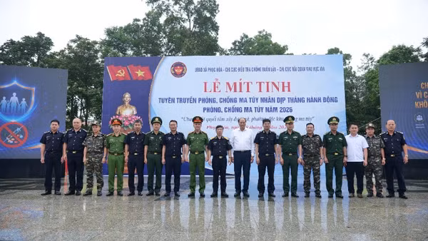 Các đại biểu tham dự lễ mít-tinh.