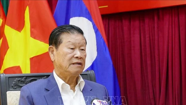 Ông Somsavath Lengsavad, nguyên Ủy viên Bộ Chính trị, nguyên Phó Thủ tướng Chính phủ Lào chia sẻ với phóng viên TTXVN tại Lào. (Ảnh: Xuân Tú/TTXVN)