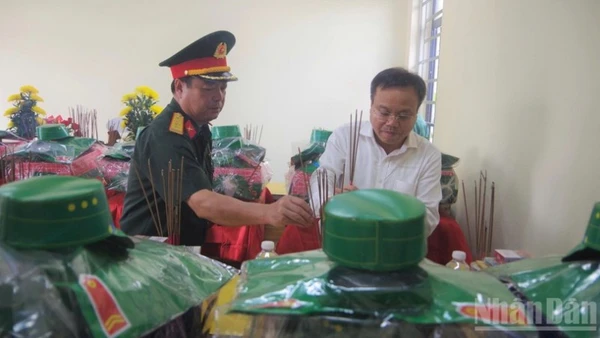 Phó Chủ tịch Ủy ban nhân dân tỉnh Quảng Trị Lê Đức Tiến cùng Đại tá Lê Hồng Việt, Chính ủy Bộ Chỉ huy quân sự tỉnh Quảng Trị dâng hương tri ân các anh hùng liệt sĩ.