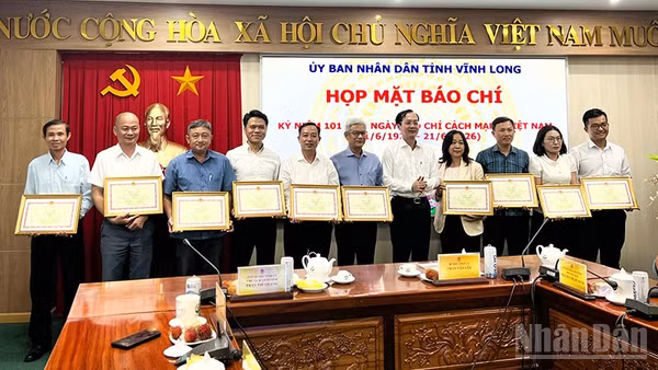 Lãnh đạo tỉnh trao Bằng khen cho nhà báo, phóng viên. 