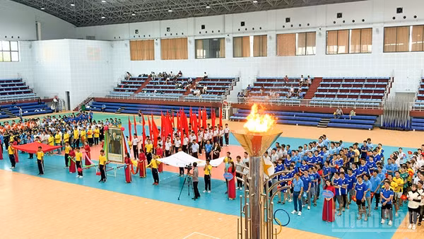 Quang cảnh lễ khai mạc Đại hội Thể dục thể thao công nhân viên chức, lao động tỉnh Vĩnh Long lần thứ nhất.