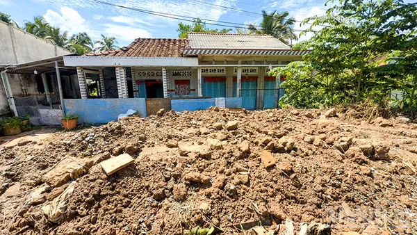Đống đất trước nhà dân ở khóm Sơn Đông, phường Thanh Đức, tỉnh Vĩnh Long. 