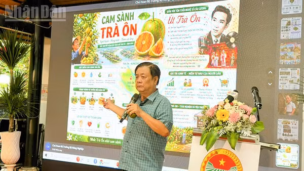Đồng chí Lê Minh Hoan trình bày tại buổi tọa đàm. 