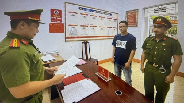 Cơ quan cảnh sát điều tra Công an tỉnh Đắk Lắk tống đạt quyết định khởi tố bị can, bắt tạm giam Tống Minh Hòa. (Ảnh: Sỹ Đức)