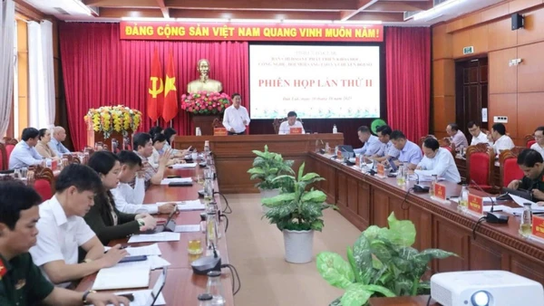 Quang cảnh phiên họp.