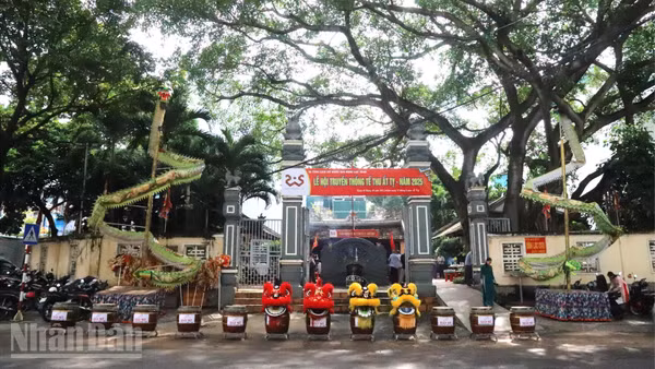 Đình Lạc Giao, một ngôi đình cổ nằm giữa trung tâm phường Buôn Ma Thuột, nơi thờ tự Đệ nhất khai quốc công thần Đào Duy Từ, người được triều đình nhà Nguyễn ra chiếu sắc phong làm Thần Hoàng làng Lạc Giao vào năm 1932.